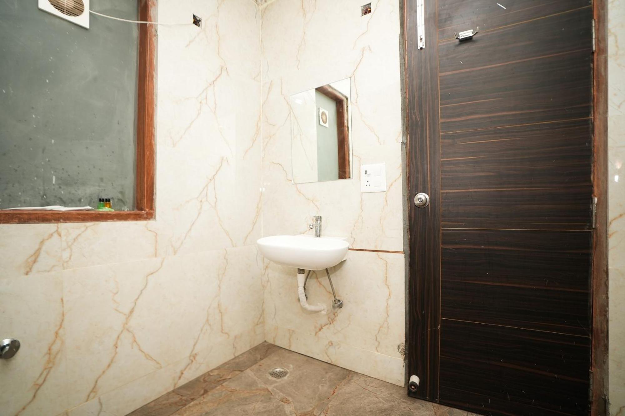 Hotel Tanvi Premium Residency Near Artemis Hospital, Gurugram Gurgaon Exterior foto